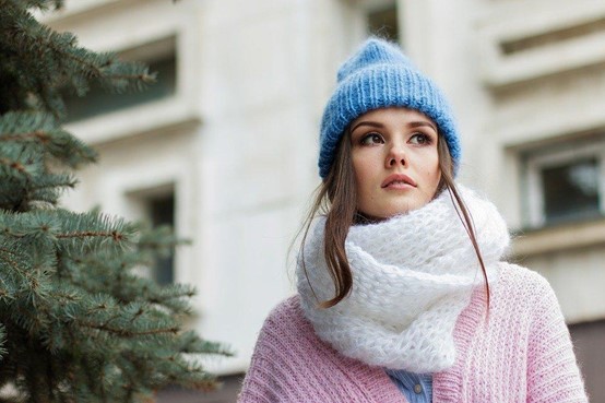 winter photo_a girl with accessories