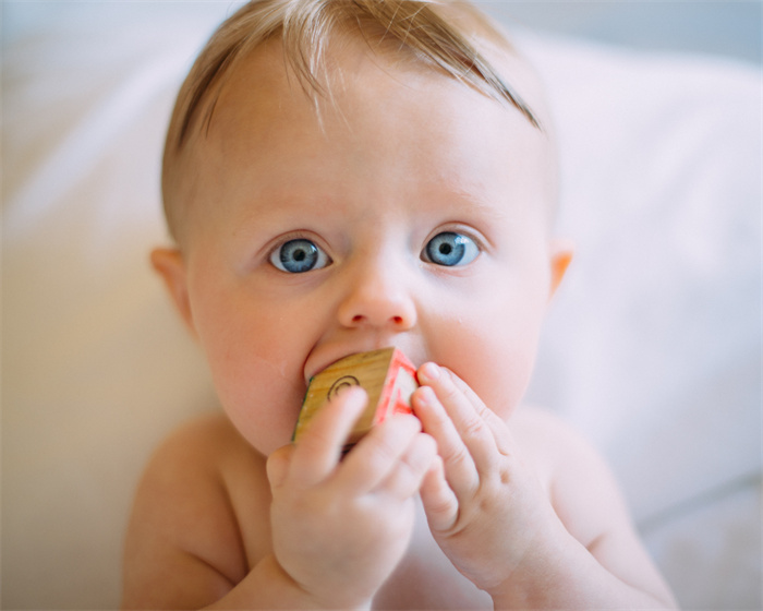 how-to-take-baby-passport-photo-at-home-vanceai