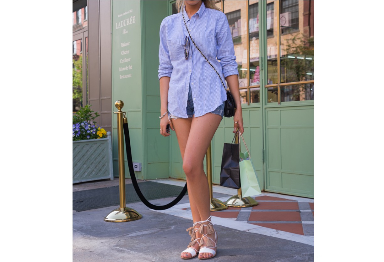 足を揃えて立つポーズ