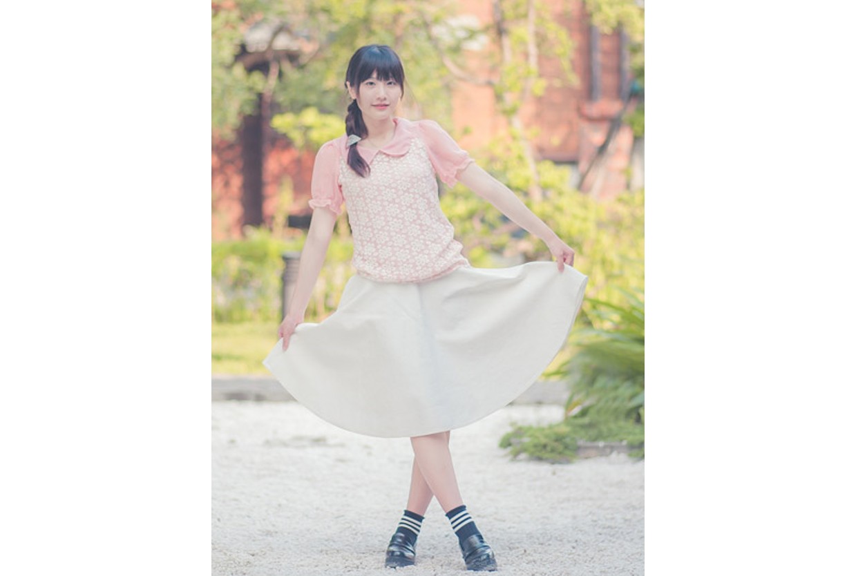 スカートを広げたポーズ