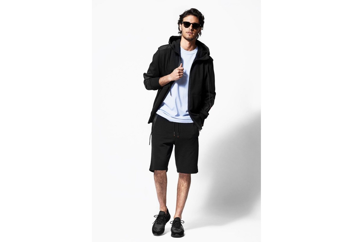 スポーティーなポーズ