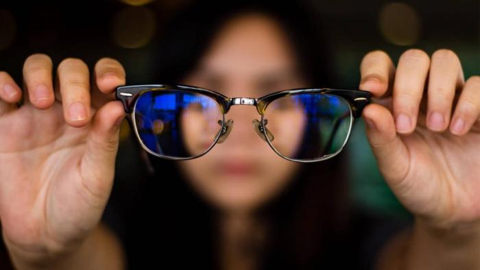 Verschwommenes Bild einer Frau mit Brille