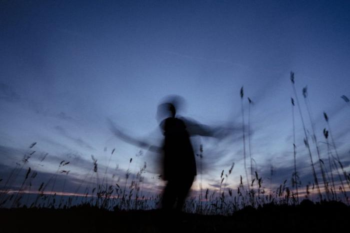 Verschwommenes Bild einer Person im Feld durch falsche Belichtungszeit