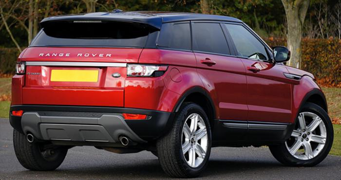 Bild eines roten Range Rovers nach der Bildschärfung durch den VanceAI Image Sharpener