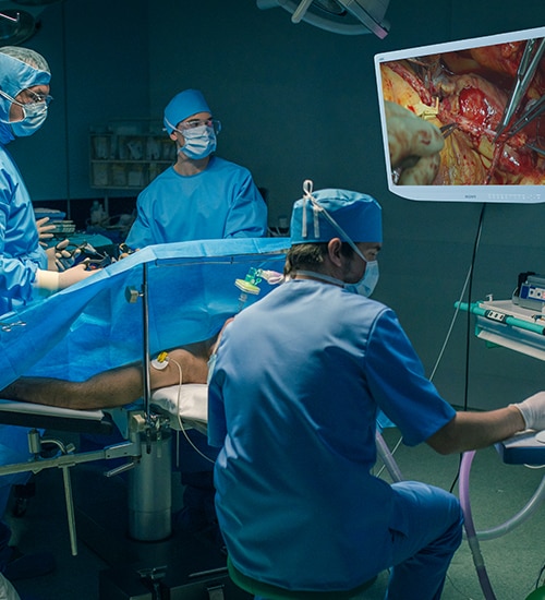Ärzte während einer Operation, die AI zur Bildvergrößerung als Hilfe nehmen