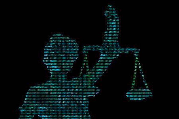Bild von Justitia, die aus digitalen Codes dargestellt wird