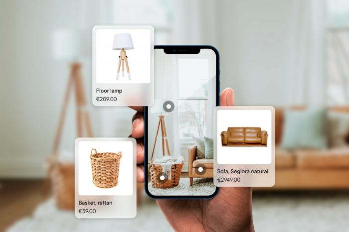Verschiedene E-Commerce Produktbilder, die auf einem Online-Shop auf einem Smartphone angezeigt werden