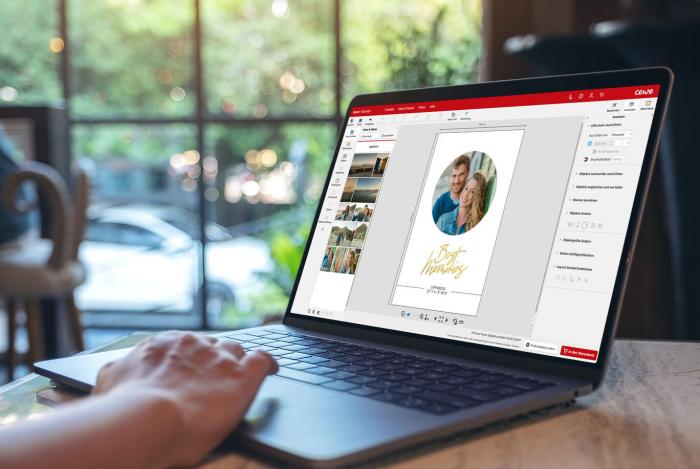 Eine Person nutzt die Software von Cewe zur Kalender- und Fotogestaltung