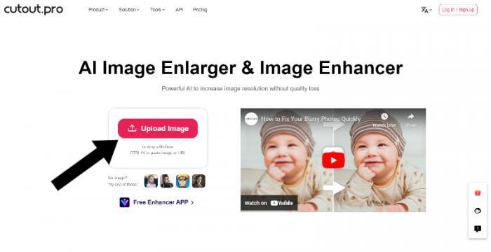 die Startseite von Cutoutpro mit einem schwarzen Pfeil. Der auch den Button „Upload Image“ zeigt