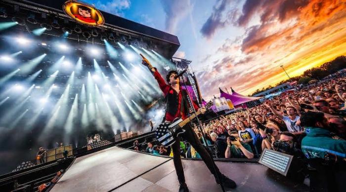 Rocksänger auf großer Open-Air-Bühne