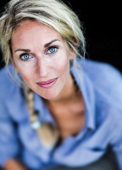 Porträt einer blonden Frau mit blauen Augen