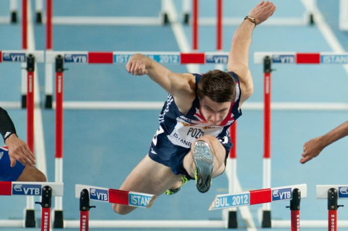 Sportler zerbricht Hürde beim Sprung