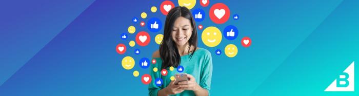 eine Frau schaut auf Ihr Smartphone und hinter Ihr sind verschiedene Facebook-Buttons zu sehen